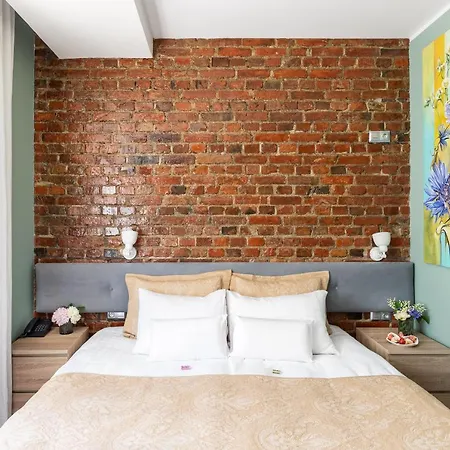 Aparthotel Efekt 72 4*